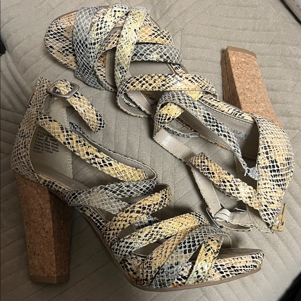 Kenneth Cole Reaction Yellow/Silver Snakeskin Pattern Cork Heel Sandals, size 6
